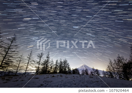 從光峠看到的富士山夜景和星空 107920464