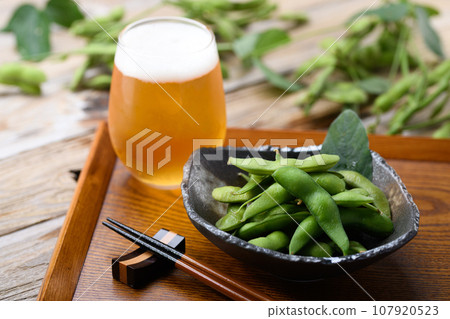 毛豆與啤酒 酒精開胃菜(酒精點心) 鹽煮毛豆 豆類毛豆 毛豆與啤酒 酒精開胃菜(酒精點心) 鹽煮毛豆 豆類毛豆 107920523
