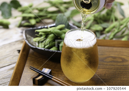 Pour beer Edamame as an accompaniment to alcohol (snacks for alcohol) Boiled edamame with salt Beans Edamame Pour beer Edamame as an accompaniment to alcohol (snacks for alcohol) Boiled edamame with salt Beans Edamame 107920544
