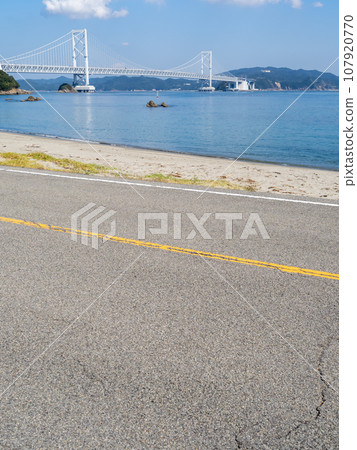 德島縣11號線鳴門公園線，千鳥濱海灘附近。還可以看到鳴門海峽和大鳴門大橋。德島縣鳴門市。 （垂直構圖） 107920770