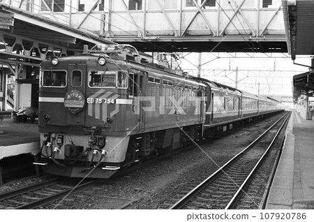 臥舖特快「曙號」在青森站等待發車 107920786