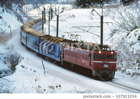 Sleeper express train "Nihonkai" running towards Aomori Station Sleeper express train "Nihonkai" running towards Aomori Station 107921054