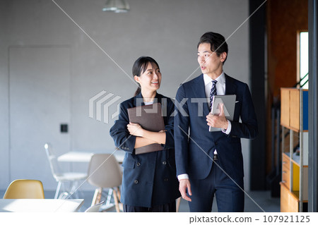 Walking men and women/business 107921125