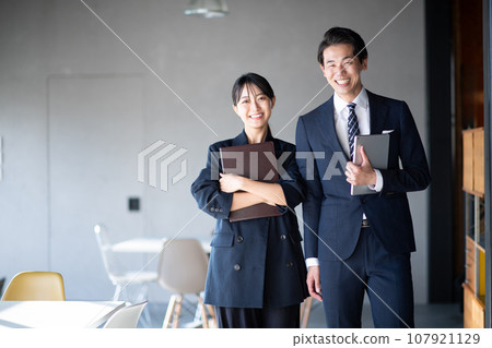 Walking men and women/business Walking men and women/business 107921129