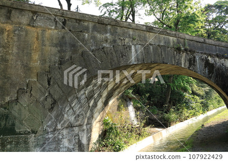 由桑義鐵道北西線混凝土塊建造的“扭轉橋” 由桑義鐵道北西線混凝土塊建造的“扭轉橋” 107922429