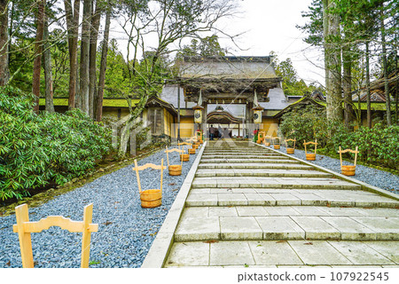 Main gate of Koyasan Shingon sect head temple “Kongobuji” 107922545
