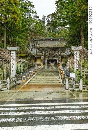 Main gate of Koyasan Shingon sect head temple “Kongobuji” Main gate of Koyasan Shingon sect head temple “Kongobuji” 107922594