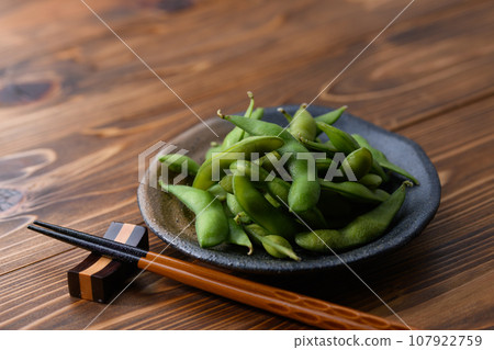 Appetizers for alcohol Edamame (image of snacks for alcohol) Boiled edamame with salt Beans Edamame 107922759