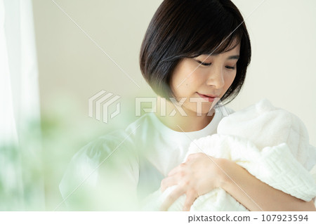 抱著嬰兒的年輕女子 107923594