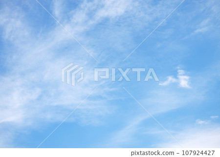 Autumn sky blue sky sky material [Tokyo] 107924427