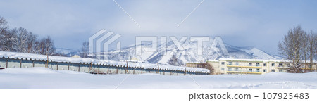 [Panorama] View of the ski resort from the town (Niseko Town, Hokkaido) 107925483