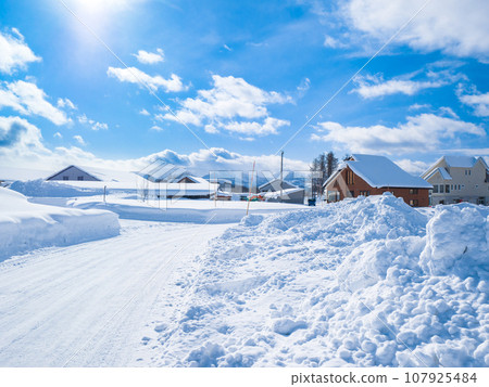 Townscape of heavy snowfall area on a sunny day (Niseko Town, Hokkaido) Townscape of heavy snowfall area on a sunny day (Niseko Town, Hokkaido) 107925484
