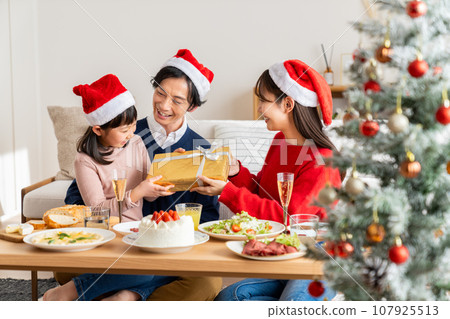 young family at christmas 107925513