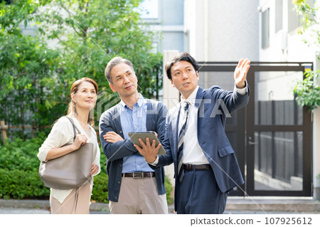 Real estate buying and selling brokerage Real estate buying and selling brokerage 107925612