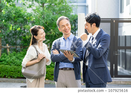 Real estate buying and selling brokerage Real estate buying and selling brokerage 107925616