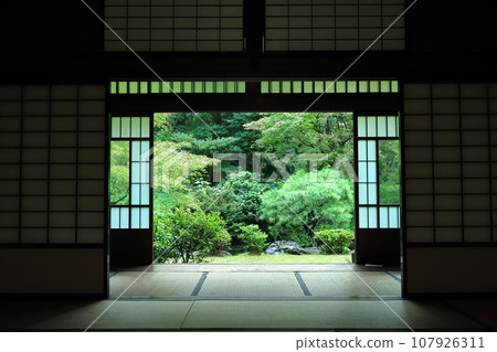 The greenery of the garden seen from the large tatami hall of a Japanese house 107926311