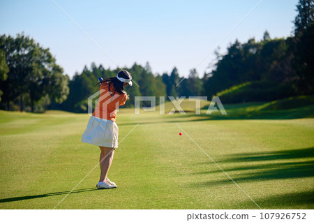 A woman enjoying golf A woman enjoying golf 107926752