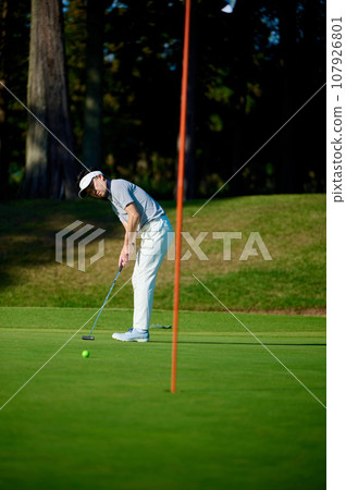 man puttingter on the green 107926801