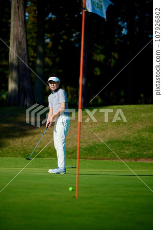 man puttingter on the green 107926802