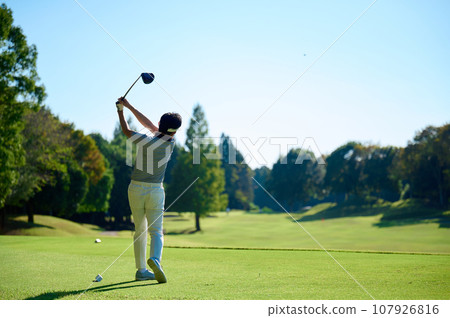 一個40多歲的男人打高爾夫球 一個40多歲的男人打高爾夫球 107926816