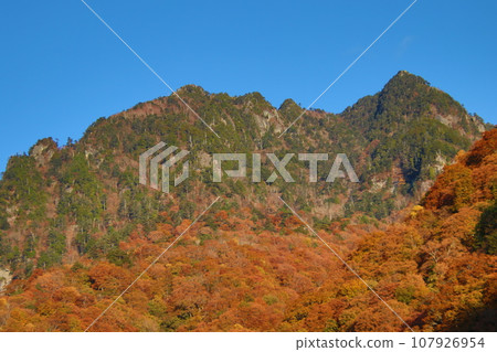 【山梨名山百選】從西澤溪谷眺望京官山 【山梨名山百選】從西澤溪谷眺望京官山 107926954