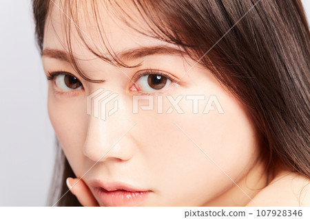 美麗的年輕日本女人眼睛特寫 107928346
