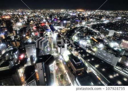 未來派大城市的夜景......名古屋“名古屋站” 未來派大城市的夜景......名古屋“名古屋站” 107928735
