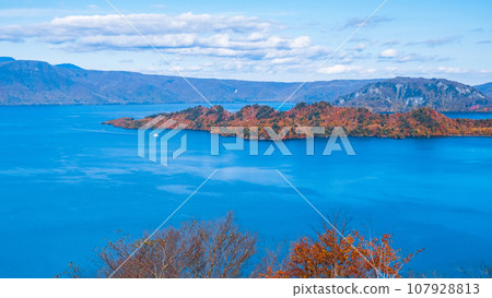 從客家峠初景休息處眺望秋色的十和田湖 107928813