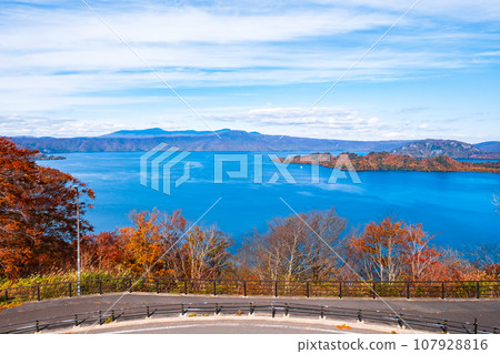 從客家峠初景休息處眺望秋天的十和田湖和八甲田連峰 從客家峠初景休息處眺望秋天的十和田湖和八甲田連峰 107928816