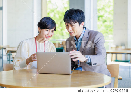 在咖啡廳工作的男人和女人 在咖啡廳工作的男人和女人 107929316