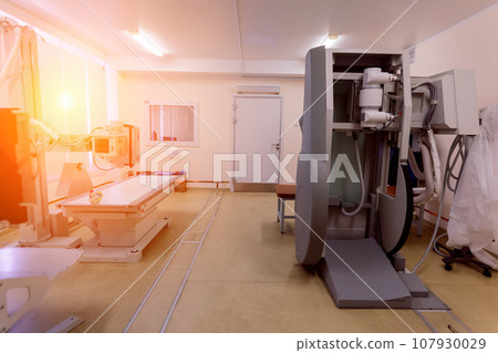 Interior view of an empty operating room with new interior and equipment 107930029