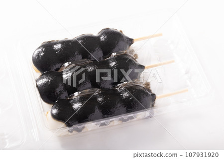 Kushidango with sesame sauce Kushidango with sesame sauce 107931920