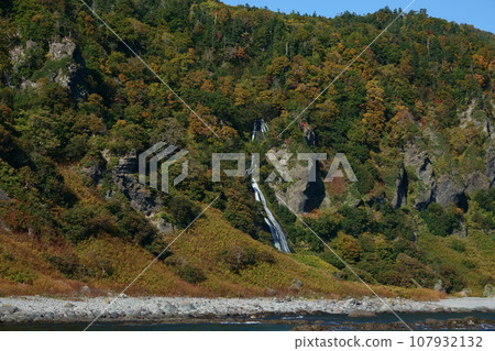 北海道知床半島的秋葉和瀑布 107932132