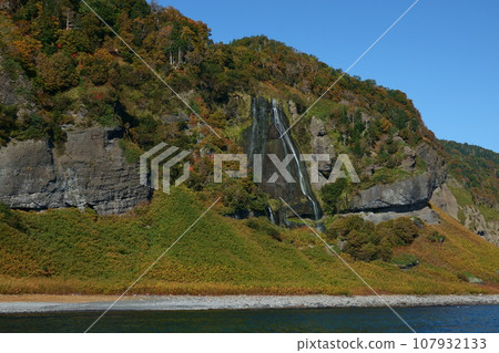 Autumn leaves and waterfalls on the Shiretoko Peninsula, Hokkaido 107932133