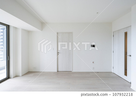 公寓的客廳配有白色牆壁和地板 107932218