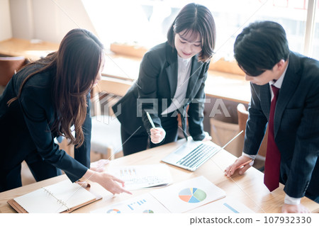 Business team enthusiastic about meeting 107932330