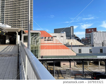Scenery seen from the pedestrian bridge at Takatsuki Station 107933321