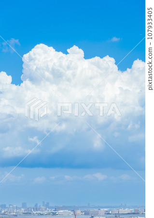 Cumulus clouds and cityscape floating in Tokyo Bay 107933405