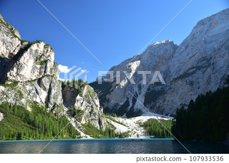 Beach between rocky mountains 107933536
