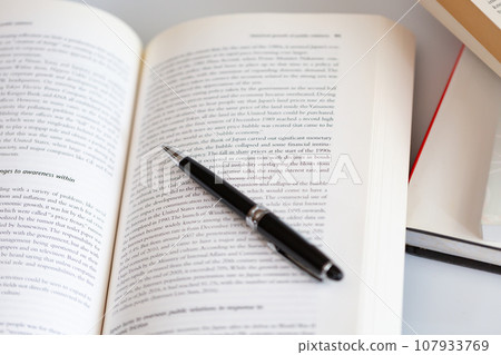 桌上打開的英文書和筆 研究和學習的圖片 桌上打開的英文書和筆 研究和學習的圖片 107933769