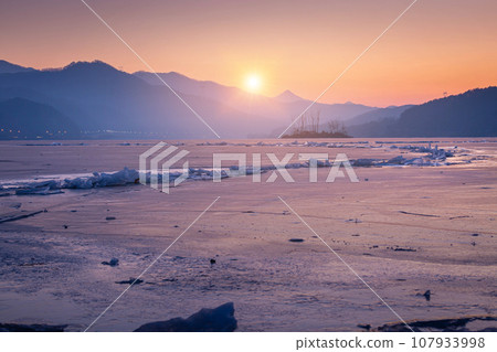 Frozen lake in South Korea in winter in sunrise at Dumulmeori, Yangpyeong, South Korea. Frozen lake in South Korea in winter in sunrise at Dumulmeori, Yangpyeong, South Korea. 107933998