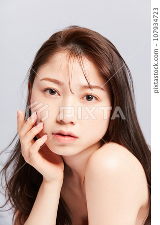 美麗年輕的日本女人 107934723