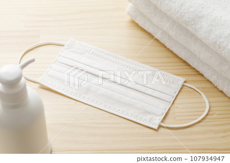 口罩、毛巾和洗手液 107934947