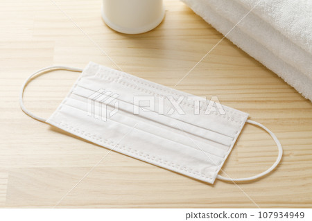 口罩、毛巾和洗手液 107934949