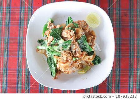 stir fried noodles with pork and vegetable 107935238