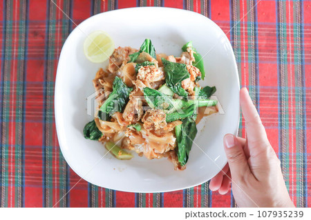 stir fried noodles with pork and vegetable 107935239