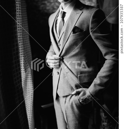 without a face. A man in a light-colored three-piece suit. 107935387