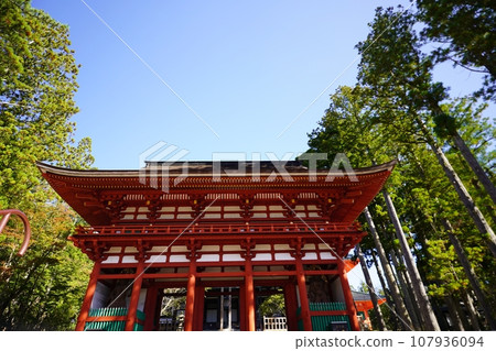 The vermilion-painted gate that shines against the blue sky, Koyasan Chumon The vermilion-painted gate that shines against the blue sky, Koyasan Chumon 107936094