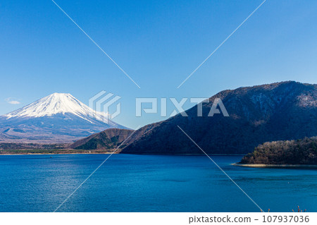 山梨縣南駒郡身延町本栖湖周邊風景 山梨縣南駒郡身延町本栖湖周邊風景 107937036