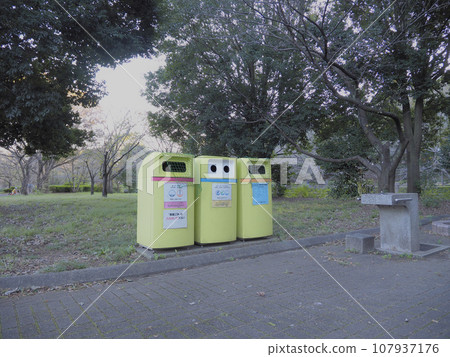 垃圾桶可以安裝在公園裡 垃圾桶可以安裝在公園裡 107937176